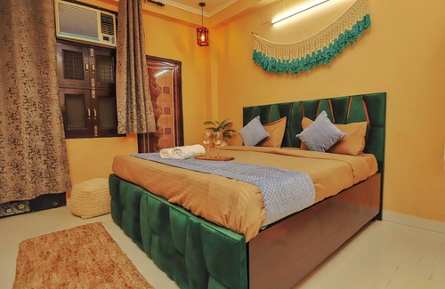 Sainik Farm Hotel | Budget-Friendly Stay at Roomshala 081 Manya Residency