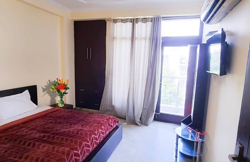 DLF Phase 5 Hotel | Budget-Friendly Roomshala 096 Hotel Elite with Breakfast