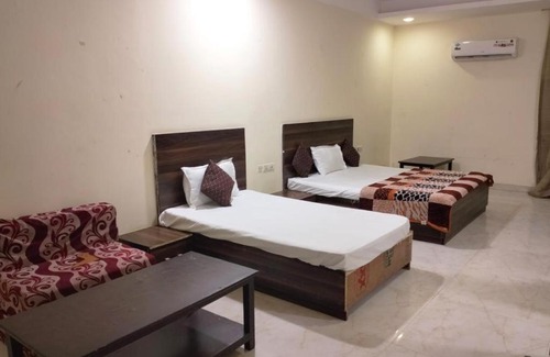 Mahipalpur Extension Hotel | Accessible Comfort at Roomshala 101 Lakshmi Residency
