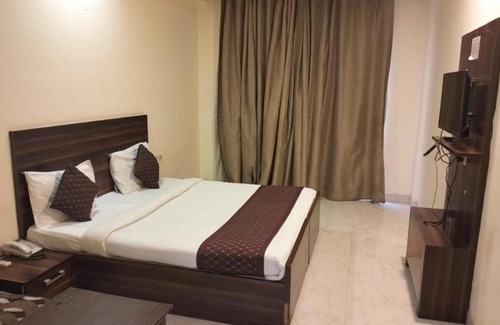 Mahipalpur Extension Hotel | Accessible Comfort at Roomshala 101 Lakshmi Residency