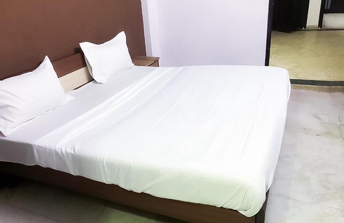 Indirapuram Hotel | Budget-Friendly Stay at Roomshala 115 Satguru Residency