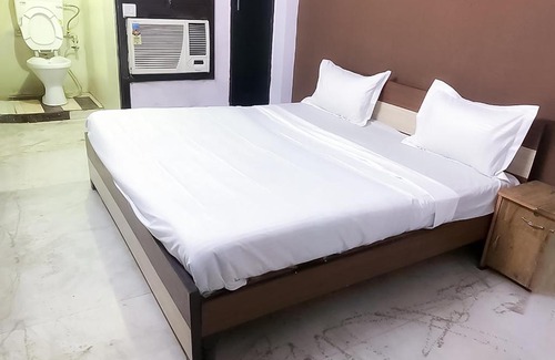 Indirapuram Hotel | Budget-Friendly Stay at Roomshala 115 Satguru Residency