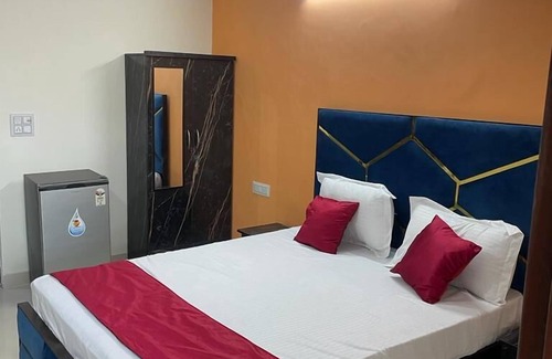 Sainik Farm Hotel | Top-Rated Roomshala 123 Happy Homes in Saket for Families