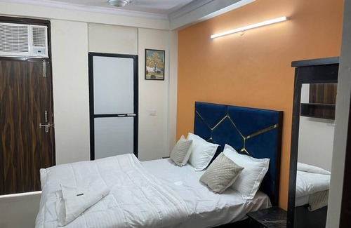 Sainik Farm Hotel | Top-Rated Roomshala 123 Happy Homes in Saket for Families