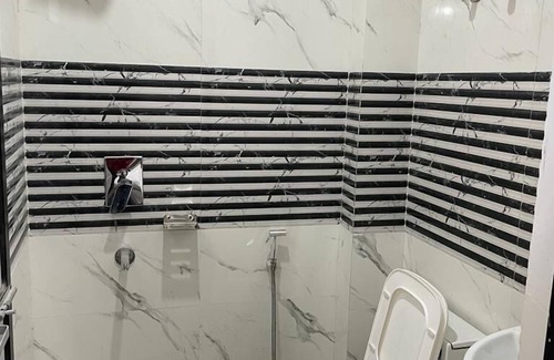 Sainik Farm Hotel | Top-Rated Roomshala 123 Happy Homes in Saket for Families