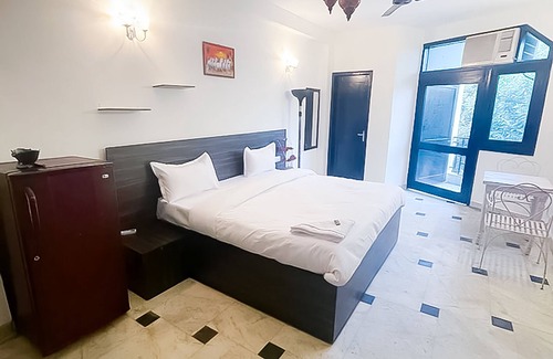 Hauz Khas Village Hotel | Discover Roomshala 159: Family-Friendly Stay in Hauz Khas
