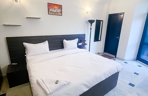 Hauz Khas Village Hotel | Discover Roomshala 159: Family-Friendly Stay in Hauz Khas