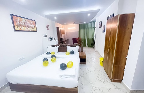 Hauz Khas Village Hotel | Discover Roomshala 159: Family-Friendly Stay in Hauz Khas