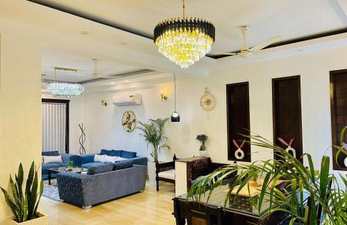 South Extension Hotel | Stylish Roomshala Studio Apartment in South Extension