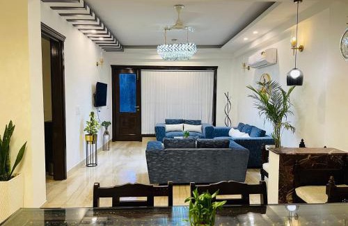 South Extension Hotel | Stylish Roomshala Studio Apartment in South Extension