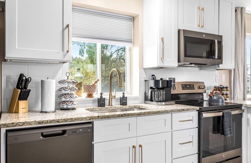 Roseville Apartment | Inviting 1BR Upper Flat in the Heart of Roseville