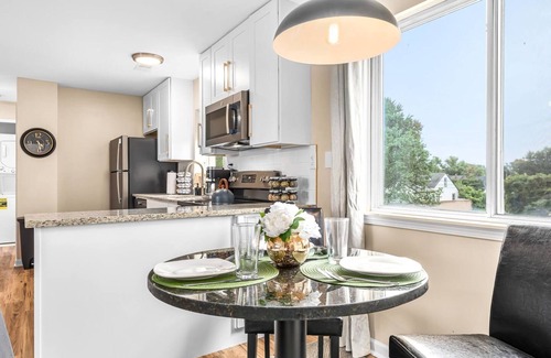 Roseville Apartment | Inviting 1BR Upper Flat in the Heart of Roseville