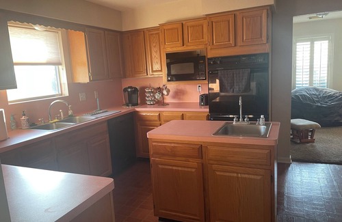 Palestine House | Roomy 3-bedroom house with WiFi and AC in lovely Palestine, TX