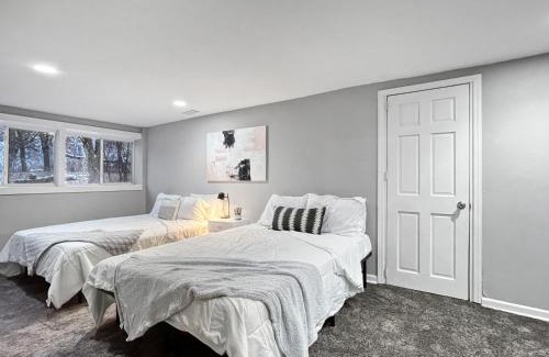 Des Moines House | Spacious 4BR Family Retreat Near Drake with Huge Yard