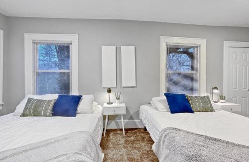 Des Moines House | Spacious 4BR Family Retreat Near Drake with Huge Yard
