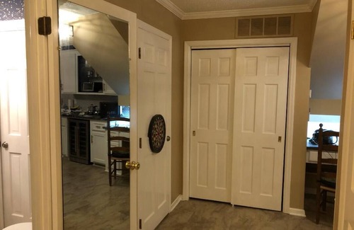 Harbison Apartment | ROOMY APARTMENT IN QUIET NEIGHBORHOOD CLOSE TO EVERYTHING!