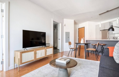 Chinatown Apartment | Spacious Downtown 1BR with Gym & Kitchen near Greenway
