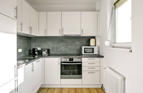 Erdberg Apartment | Spacious Landstraße 1BR with Elevator, Near Metro U3
