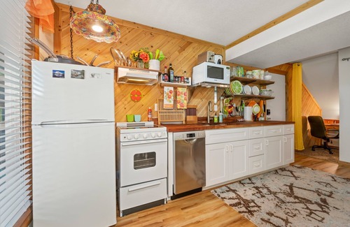 Bonney Lake House | Spacious Family & Pet Friendly Apartment with Pool Access