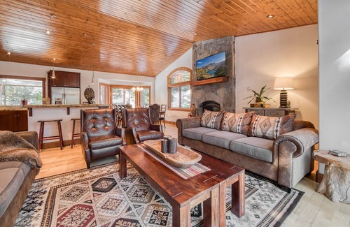 Ridgewood House | Rooney Ridge: Family Retreat with Lake Views & Ping Pong!