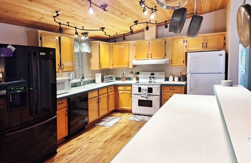 Roosevelt House | Riverside Retreat Near Schoolhouse Boat Ramp - Rated 9.8