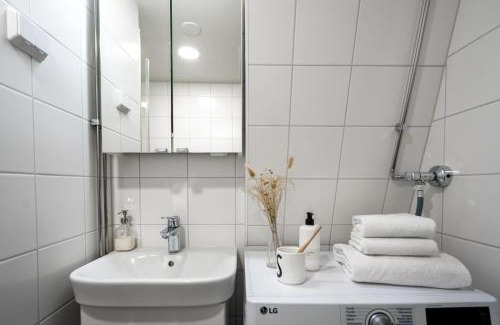 Punavuori Apartment | Family-Friendly Retreat at Roost Albert 10 B - Rated 8/10