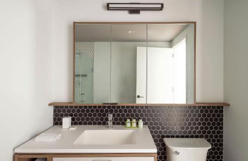 Center City Apartment | Discover ROOST East Market: 4-Star Stay with Pool & Kitchen