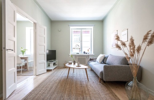 Kamppi Apartment | Cozy Roost Eerikinkatu with Oceanfront Views and Breakfast