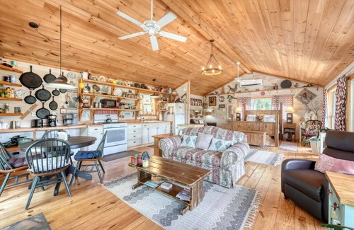 Suches Apartment | Relaxing Rooster Ridge Studio with Mountain View & Hot Tub