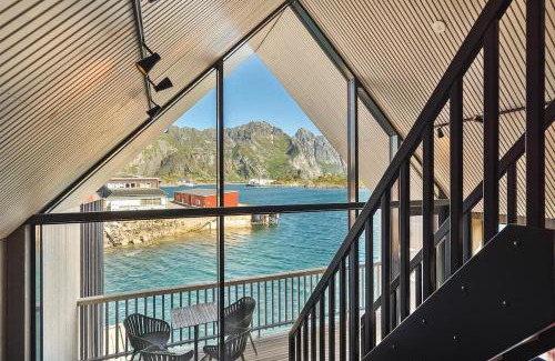Henningsvaer Apartment | Child-Friendly Rorbuleilighet Lysøysundet 1G with High Ratings