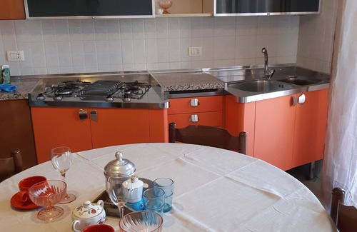 Campodarsego Apartment | Cozy Rosa Antico: Poolside Retreat with Delicious Breakfast