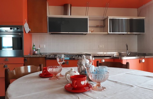 Campodarsego Apartment | Cozy Rosa Antico: Poolside Retreat with Delicious Breakfast
