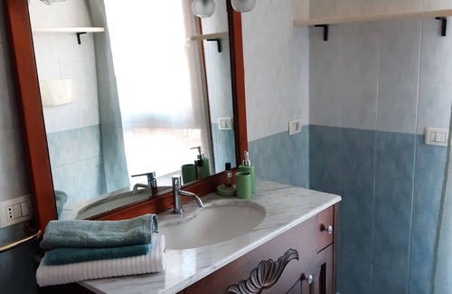Campodarsego Apartment | Cozy Rosa Antico: Poolside Retreat with Delicious Breakfast