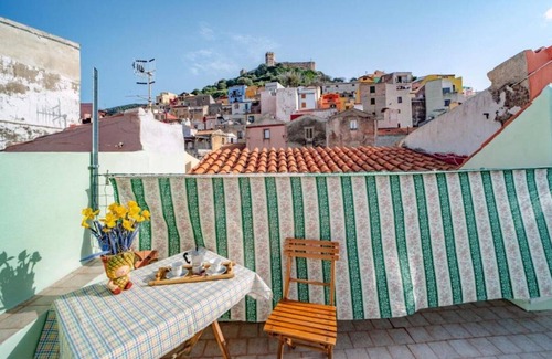 Bosa Historic Centre Apartment | Family-Friendly Rosa Lentorada with Kitchen Amenities
