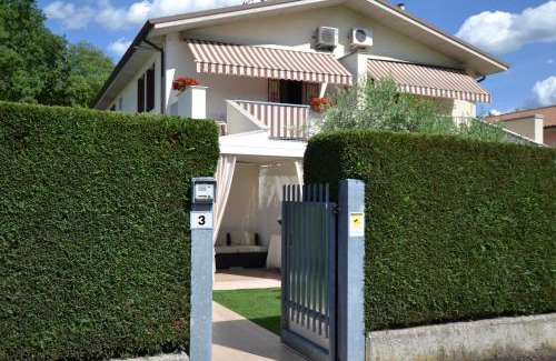 Colà Di Lazise House | Rosalinde House: Oceanfront Retreat with Pool & Family-Friendly