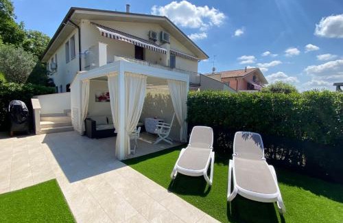 Colà Di Lazise House | Rosalinde House: Oceanfront Retreat with Pool & Family-Friendly