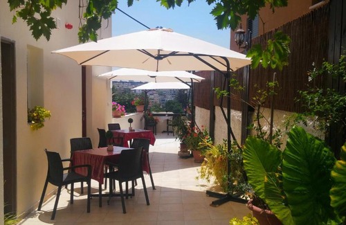 Old City House | Guest-Favorite Rosana Guest House with Hot Tub & Dining