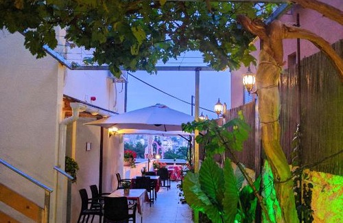 Old City House | Guest-Favorite Rosana Guest House with Hot Tub & Dining