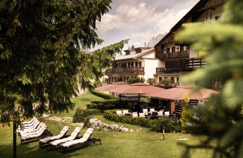 Cortina d'Ampezzo Hotel | Discover Rosapetra SPA Resort - A Gem Among Luxury Hotels