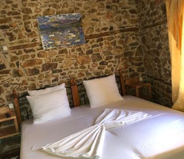 Lin House | Rosas Home: Pet-Friendly Retreat with a 9.4/10 Rating