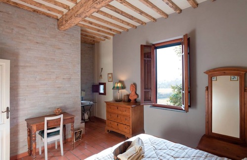 Fucecchio Bed & Breakfast | Discover Rosaspina & Holly Rooms with Pool and Spa Amenities