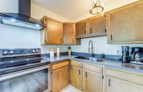 Higgins Lake Cottage | Roscommon Chalet w/Hot Tub Near Higgins Lake!