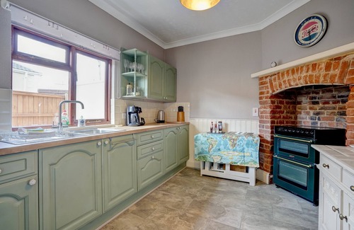 Walcott Cottage | Pet-Friendly Rose Cottage: Rated 10/10 with Breakfast & Kitchen