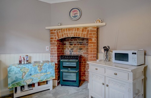 Walcott Cottage | Pet-Friendly Rose Cottage: Rated 10/10 with Breakfast & Kitchen