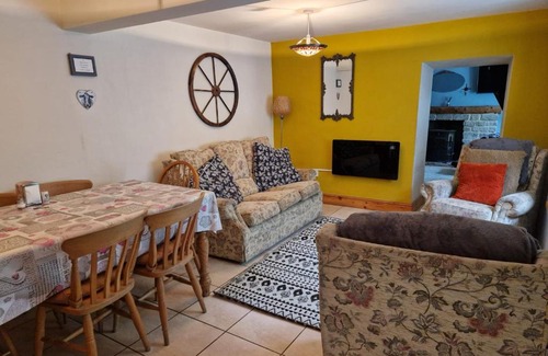 Millers Dale House | Cozy Rose Cottage in Millers Dale - Pet & Child Friendly