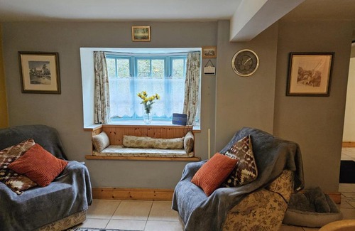 Millers Dale House | Cozy Rose Cottage in Millers Dale - Pet & Child Friendly