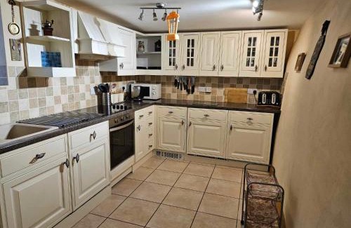 Millers Dale House | Cozy Rose Cottage in Millers Dale - Pet & Child Friendly