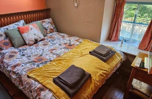 Millers Dale House | Cozy Rose Cottage in Millers Dale - Pet & Child Friendly