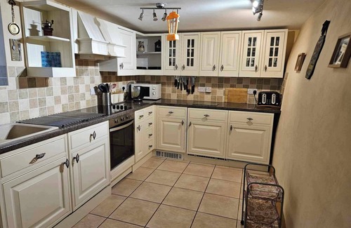 Millers Dale Cottage | Cozy Rose Cottage: Family-Friendly Retreat in Millers Dale