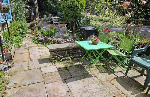 Millers Dale Cottage | Cozy Rose Cottage: Family-Friendly Retreat in Millers Dale